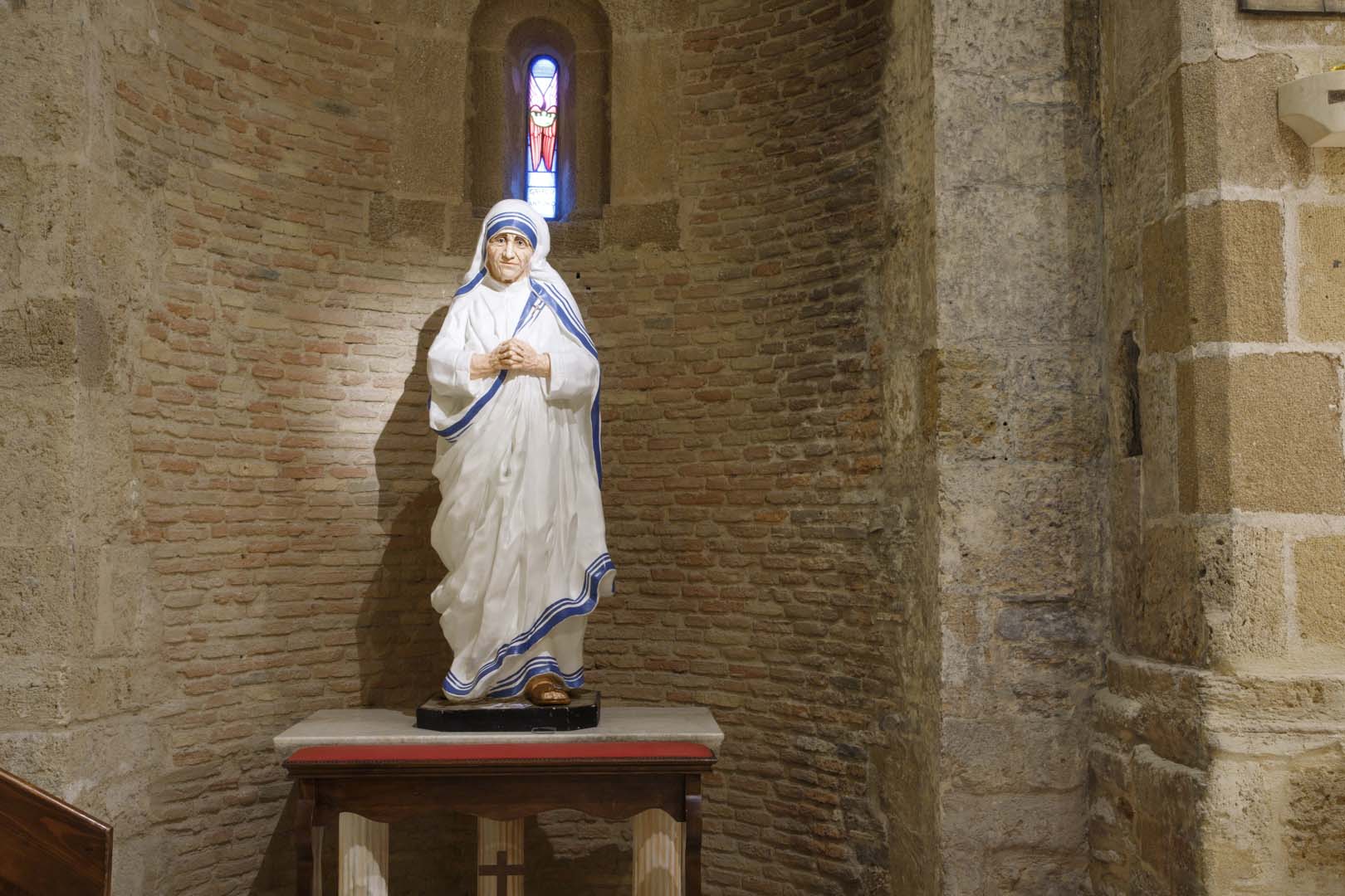 Illuminazione statua Madre Teresa con proiettore a led
